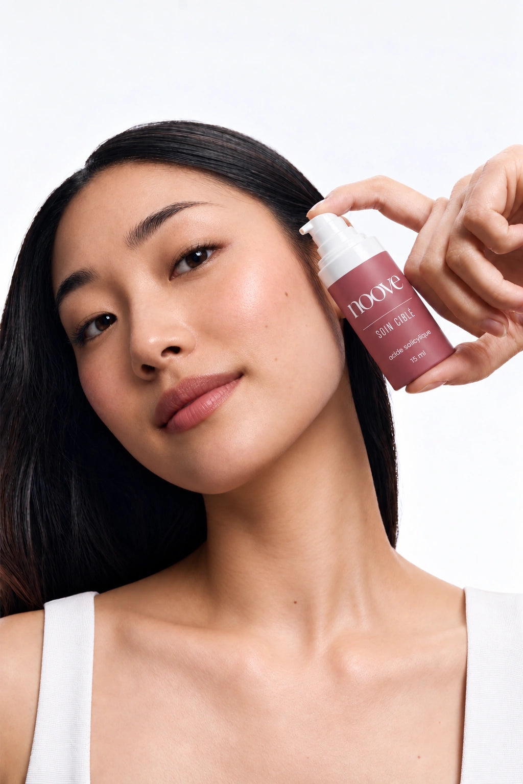 Model holding Noove Targeted Blemish Treatment with salicylic acid