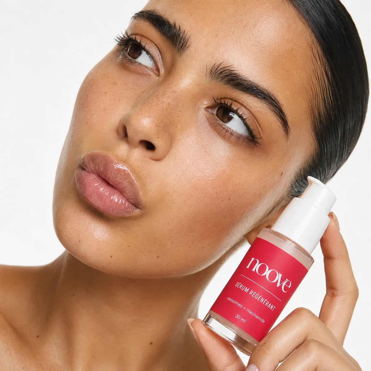 Model holding Noove regenerating serum